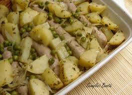 In questa preparazione molto semplice e genuina, invece, il sapore intenso e gradevole. Salsiccia Con Patate Piselli E Cipolla Ricetta Semplice