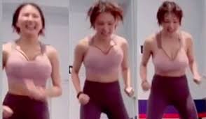 She confines herself in her house playing the game without going to school. å°ç£æ­£å¦¹ç†Šç†Šèº«æå‹è±æ»¿å½ˆè·³åšé‹å‹•æ¿€æ™ƒå ´é¢éœ‡æ'¼ Jdailyhk