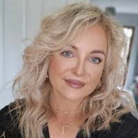 Pamela Roche's Instagram, Twitter & Facebook