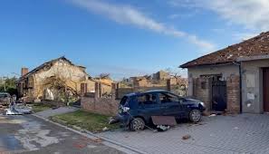 Торнадо в чехії зносив цілі поверхи в будинках: Htpo9w3fsvqwgm