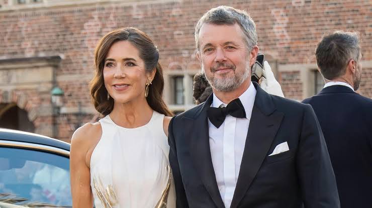 Se billedet: Kong Frederik og dronnings Marys nærmeste var med til festlig  aften | BILLED-BLADET