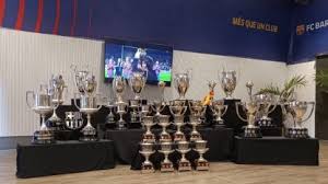 El emotivo momento en el que el plantel de la selección descubrió la estatua de 5 metros del ídolo argentino 5qx8ojpkikkjem