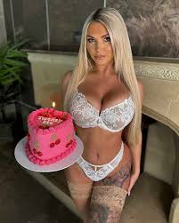 Morgan Holly Moore ist eine gut gebaute Blondine mit Erfahrung!