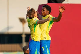 Novinha goza e mija se masturbando com pepino na xoxota