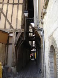 Les centres des impôts fonciers sont compétents pour le calcul de la valeur locative des biens immobiliers, qui sert de base au calcul. Ruelle Des Chats Wikipedia