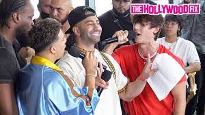 A youtube vs tiktok boxing event has been confirmed, and it features some of your favourite social media stars. Youtube Vs Tiktok Boxing Austin Mcbroom And Bryce Hall Fight At Press Conference Givemesport