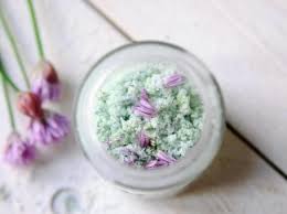 Schnittlauchbluten Salz Rezept In 2020 Schnittlauch Blute Schnittlauch Und Gewurze Und Krauter