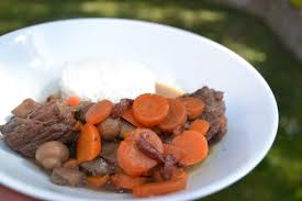 Boeuf Bourguignon Au Cookeo Kanisette 750 gr viande de bœuf pour bourguignon, 1 oignon, 6 grosses carottes, 1/2 bouteille de vin rouge, de la farine, de l 'huile, sel, poivre. boeuf bourguignon au cookeo kanisette