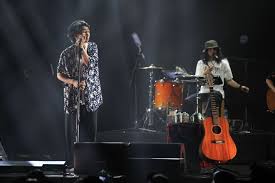 Bagai langit dan bumi yang tak pernah sealam bagai hitam dan putih yang. Lirik Dan Chord Lagu Hitam Putih Fourtwnty