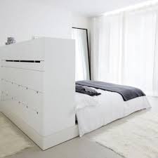 sneak peek 1 the big book of small cool spaces slaapkamerideeen kleine slaapkamer inrichting kast slaapkamer