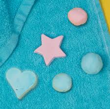 Gebt zu dem mehl oder der speisestärke shampoo dazu und fangt an, die masse mit den händen durchzukneten. Knetseife Selber Machen So Geht S Geolino