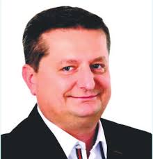 Spłonął dach i trzy samochody