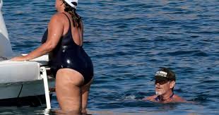 Sep 27, 2020 · pierce brosnan's wife, keely shaye smith, has shocked the world with her massive weight loss transformation. Pierce Brosnan Wife Keely Get Intimate On A Yacht In Italy