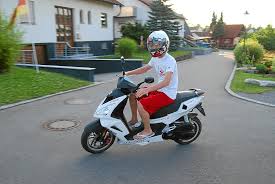 Fahrer, die vor dem 1. Hechingen Schon Mit 15 Auf Dem Moped Davonbrausen Hechingen Umgebung Schwarzwalder Bote