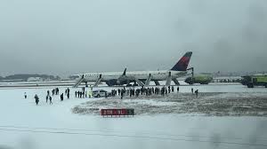 Four injured after Delta flight aborts take-off at snow-covered Atlanta  airport | Daily Mail Online