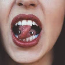 Le piercing de langue était déjà pratiqué dans les rituels chez les anciens aztèques, les mayas, ainsi que dans certaines tribus d'amérique. Quelle Est La Douleur Du Piercing Langue Piercing Dealer