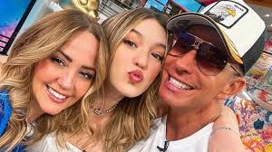 Andrea Hoy's Instagram, Twitter & Facebook