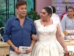 Gelinim mutfakta reyhan'ın tam adı reyhan yıldırım'dır. Gelinim Mutfakta Nin Fenomen Kaynanasi Canli Yayinda Gelinlik Giyerek 40 Yillik Hayalini Gerceklestirdi Haberler Magazin