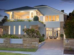 Stunning Collaroy Beach House On The Northern Beaches Of Sydney Hamptons House Exterior Modern Beach House Beach House Exterior