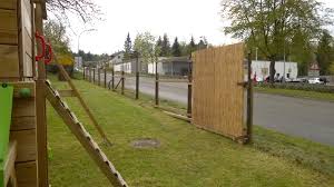 Ihr ruheplatz im garten sollte ein rückzugsort der erholung sein. Larmschutz Mit Reetplatten Einen Akustikzaun Bauen Hiss Reet Blog Hiss Reet Shop