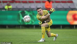 In oktober moest de doelman daarom 4 weken in quarantaine, waarin hij slechts 1 iemand per dag een uur lang mocht zien. Cercle Brugge Goalkeeper Miguel Van Damme Vows To Keep Fighting After Revealing Cancer Has Returned Daily Mail Online