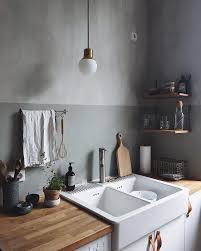Grey Walls With Golden Accents In The Kitchen Haus Kuchen Landhauskuche Und Kuchen Styling