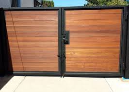 Homeppiness brings you not only latest news and information about home. Metal Driveway Gate White Horizontal Slats Google Search Metal Driveway Gates House Gate Design Wooden Fence