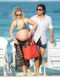 İstanbul yazan ve kalp koyan taron'un paylaşımının altına binlerce yenge yorumu geldi. Radamel Falcao Cradles His Pregnant Wife Lorelei Taron Baby S Bump As Pair Enjoy A Splash In The Sea Daily Mail Online