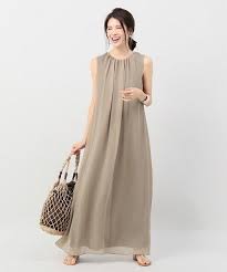 こなれ感のある着こなし ロングワンピース ならラクチンなのにオシャレに決まる folk ロングワンピース ロングワンピース コーデ ファッションスタイル
