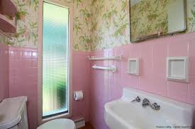 is the 1950s pink bathroom making a