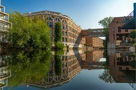 Leipzig is located about 160 kilometres (99 mi) southwest of berlin in the leipzig bay, which constitutes the southernmost part of the north german plain, . Leipzig Streifzug Durch Eine Wandelbare Stadt Geo