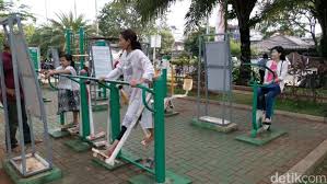 Kegiatan pengabdian kepada masyarakat ini bertujuan meningkatkan kreatifitas guru paud delima jobokuto. Jalan Sore Di Taman Waduk Pluit Alat Fitness Jadi Idola