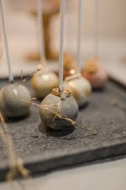 so elegant kann die kombination von verlobungsring und ehering aussehen hier auf einem cake pop von guter kuchen beide r eheringe ring verlobung verlobung