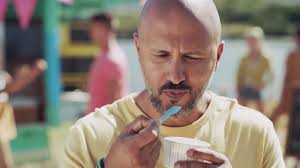 3.073 Mann Eis Essen Stock Videos, Footage, & 4K Video Clips