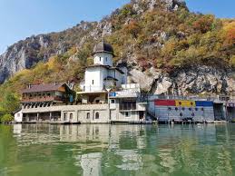 Cazanele dunarii reprezinta un sector din defileul dunarii, o importanta atractie turistica din parcul national portile de fier. 9 Obiective Turistice De Vizitat In Clisura DunÄƒrii Ana Maria Popescu