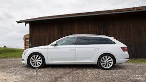 The first generation of the modern superb, produced from 2001 to 2008, was based on the vw b5 pl45+ platform. Fahrbericht Skoda Superb Combi Autophorie De