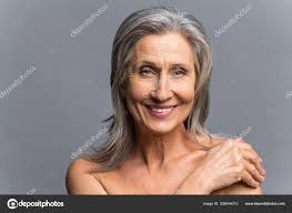 Menarik menarik menarik tua berambut abu-abu wanita melihat kamera di atas  latar belakang abu-abu — Foto Stok © VadymPastukh #536044210