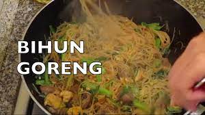 Cara Membuat Bihun Goreng How To Make Indonesian Style Fried Rice Vermicelli Youtube Menggoreng