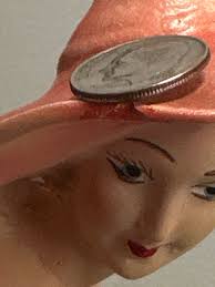 Mujer Art Déco vintage paseando 2 perros con vestido rojo coral Escultura  de sombrero a juego tal como está Muy 2 pequeños desconchones en el  sombrero. Ver Fotos Figura