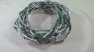 Den kranz kann man am besten in ein gefäß stellen oder mit einer schönen kerze kombinieren. Dekoration Kranz Aus Zweigen Selber Machen Einfach Und Schnell Youtube