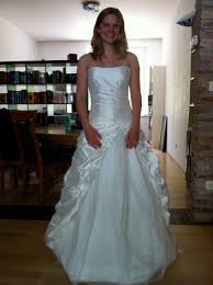 Aber nicht nur die optik ist beim brautkleid wichtig. Das Brautkleid Finale Anprobe Tanz Zwischen Den Jahrhunderten