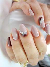 schoene naegel bilder beige naegel steinen und dunkelrote farben ovale naegel grosse steine nageldesign schone nagel bilder nageldesign mit steinen