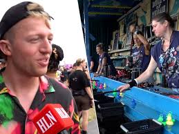 Model bewerkt met Engelse sleutel nadat ze vrijende vriendin betrapte