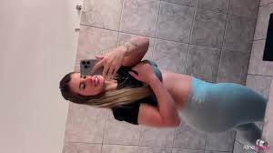 Me masturbando ESCONDIDA no banheiro da ACADEMIA - Aline Novak - XNXX.COM