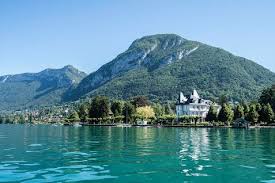 Au Bord De L Eau Sur La Rive La Plus Ensoleillee Du Lac D Annecy Laissez Vous Charmer Par Le Pavillon Des Fleur En 2020 Village Vacances Lac Annecy Vacances Montagne