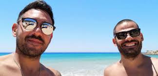 I miei scagnozzi Daniele Ortu e Marcello Loddo, responsabili della nostra  assistenza clienti, giurano di lavorare per Lixi Invest anche dalla  spiaggia di Chia (se non sapete dov'è, è come non aveste