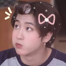 I am 5'0” tall. Ashley Yi is 5'0” tall. This video seriously messed with my  perspective