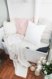 Wer für seinen garten oder balkon eine sitzbank bauen will, muss kein schreinermeister sein. Diy Sitzbox Tipps Fur Einen Gemutlichen Balkon Ars Textura Diy Blog