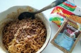Walau banyak hoax yang beredar tentang bahaya mengkonsumsinya, banyaknya kehadiran varian rasa pendatang baru. Bikin Geger Netizen Ada Orang Makan Indomie Goreng Pakai Kopi Serbuk Guideku Com