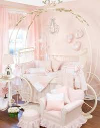 Dieses highlight ist die perfekte überraschung für ihre kleine prinzessin und das zubettbringen wird ein kinderspiel sein. Kutschenbett Im Kinderzimmer 14 Coole Ideen Fur Schicke Ausstattung